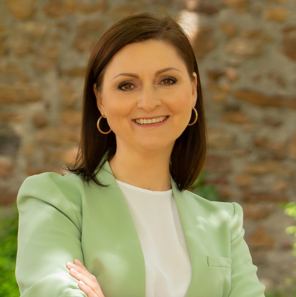 Frau   Olga Schneider